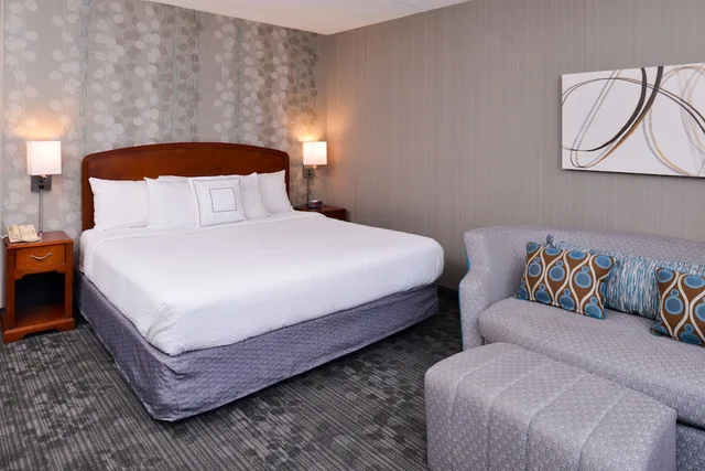 غرفة بسرير كينج مع أريكة، Courtyard by Marriott Charlotte Gastonia 1/3