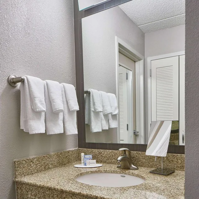 غرفة بسرير كوين بشرفة، Sonesta Select Raleigh Durham Airport Morrisville 4/5