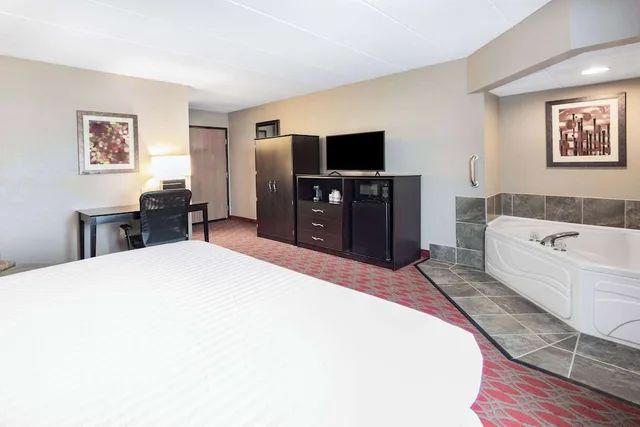 غرفة سوبيريور بسرير كينج، Baymont by Wyndham Brooklyn Center 2/5