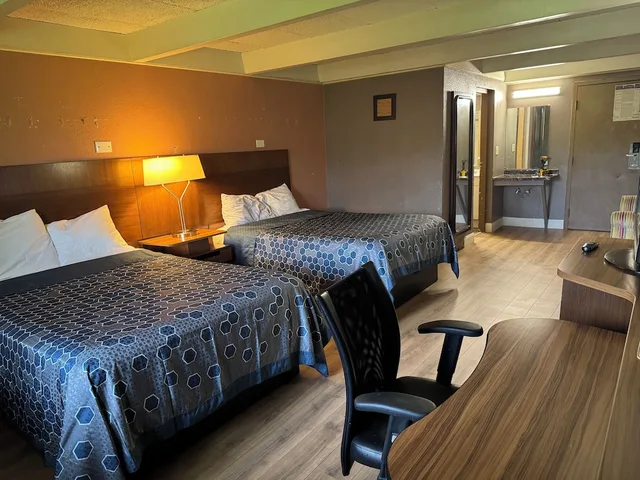 جناح سيغنتشر بسريرين مزدوجين، Economy Inn North Randall 1/10