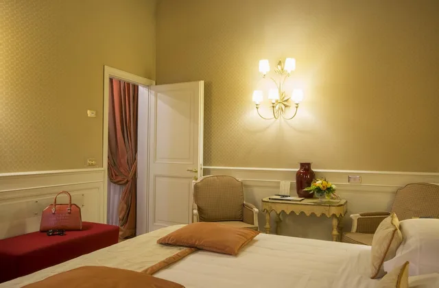 جناح ديلوكس بسرير كينج بغرفتي نوم مع أريكة للمدخنين، Hotel Corona d Oro 1890 3/8