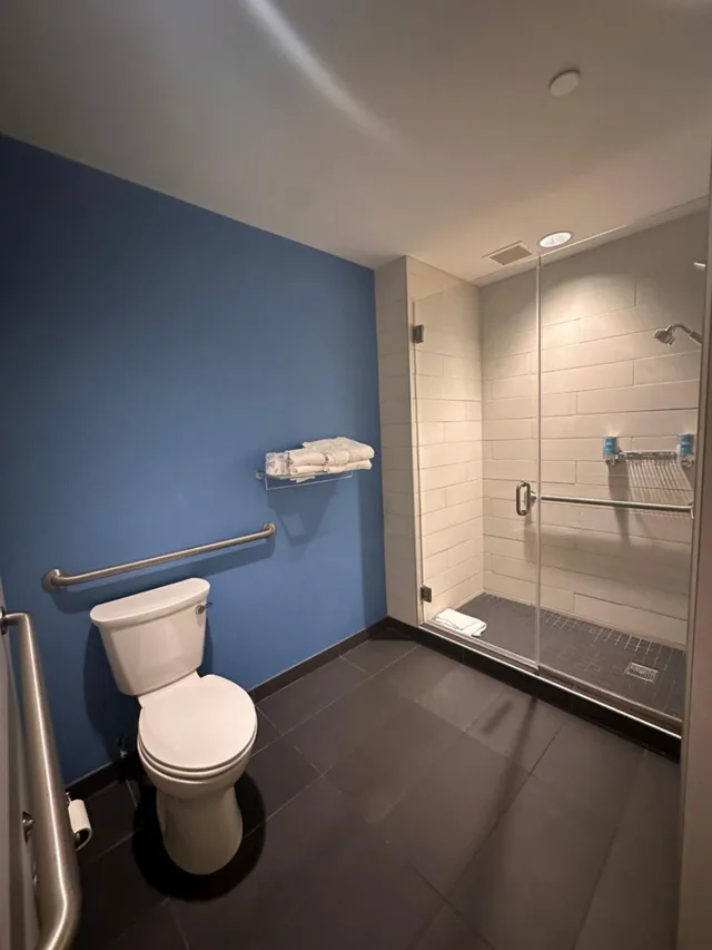 Aloft, Guest Room, King Bed، ALOFT NEWPORT ON THE LEVEE 6/8
