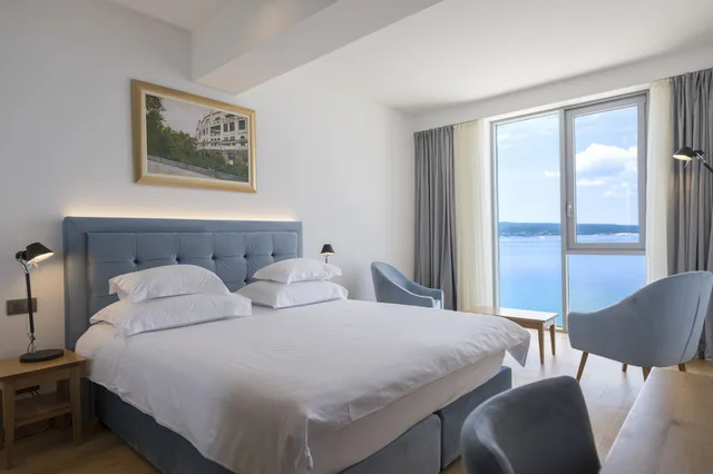 جناح ديلوكس بسريرين منفصلين بإطلالة على البحر مع أريكة، Hotel Miramare 1/2