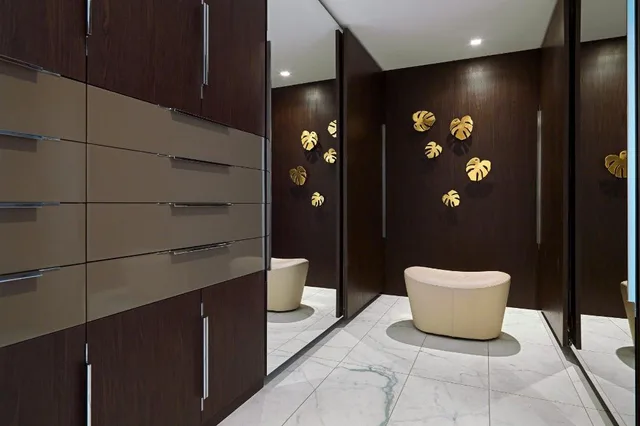 جناح رئاسي بسرير كينج بشرفة مع دخول صالة النادي، Sheraton Grand Tbilisi Metechi Palace 9/9