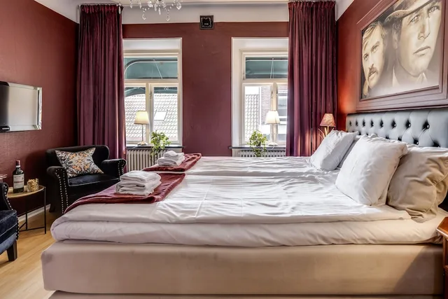 Burgundy, King Bed، Cameo Boutique Hotell 2/4