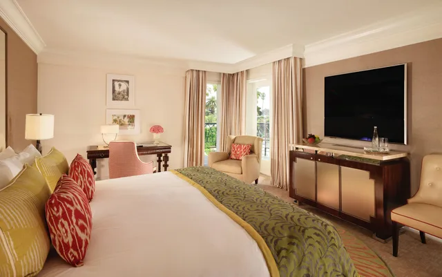 غرفة سوبيريور بسرير كينج بشرفة، The Beverly Hills Hotel 1/2