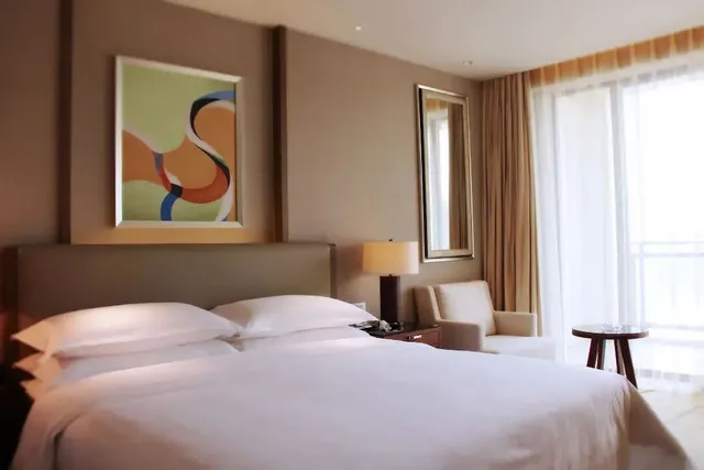 جناح غراند بسرير كينج بغرفة نوم واحدة للمدخنين، Sheraton Bailuhu Resort Huizhou 1/7