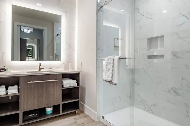 غرفة قياسية بسريرين كوين مع أريكة، Cambria Hotel Austin Uptown near the Domain 7/7