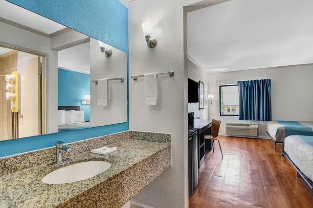 غرفة قياسية بسرير كينج لذوي الإعاقة، Motel6 Norcross, GA 4/5