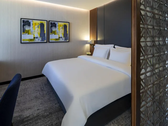 جناح جونيور بسرير كينج بإطلالة، أنوار المدينة موفنبيك(Anwar Al Madinah Movenpick) 2/5