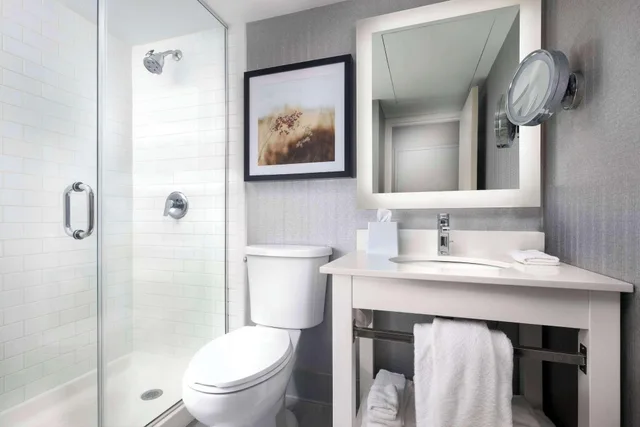 Room, Multiple Beds، DoubleTree by Hilton Manhattan, KS 2/3