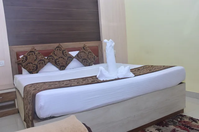 غرفة ديلوكس بسرير كينج بإطلالة على المدينة، HOTEL ARYA PALACE 1/2