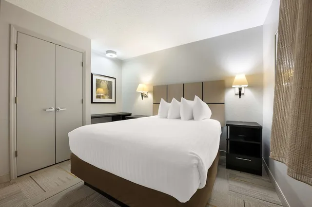 جناح بسرير كوين بغرفة نوم واحدة مع أريكة، Sonesta Simply Suites Huntsville Research Park 1/4