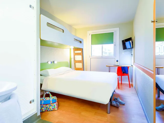 غرفة بسريرين منفصلين وسرير بطابقين، Ibis Budget Leipzig City 1/8