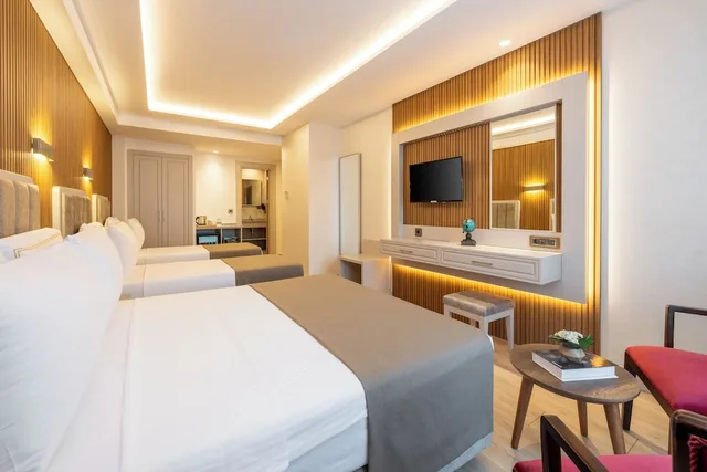 غرفة سوبيريور رباعية بسرير كوين وسريرين منفصلين، CARINA GOLD HOTEL 1/2