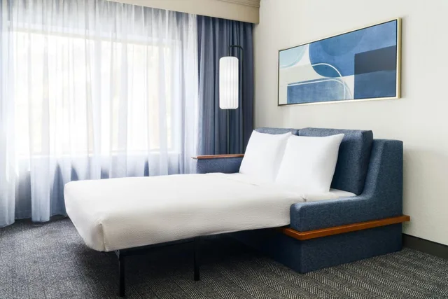 غرفة بسرير كينج بحوض استحمام لذوي الإعاقة، Courtyard Chicago Midway Airport 4/9