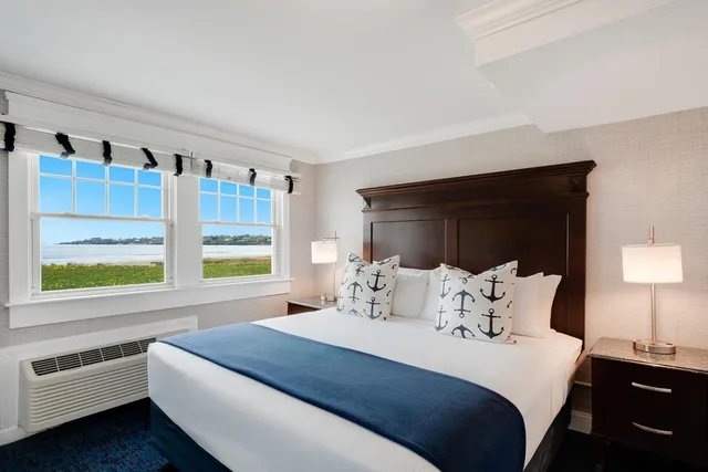 غرفة بسرير كينج بإطلالة على البحر، Newport Beach Hotel Suites 1/1