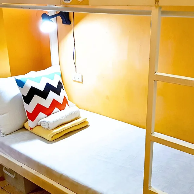 سكن مشترك بأربعة أسرّة للرجال، Crossroads Hostel Manila 1/2