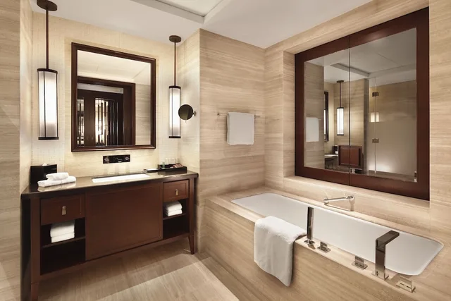 غرفة ديلوكس بسرير كينج بشرفة، Sheraton Shenzhou Peninsula Resort Wanning Hainan 5/5