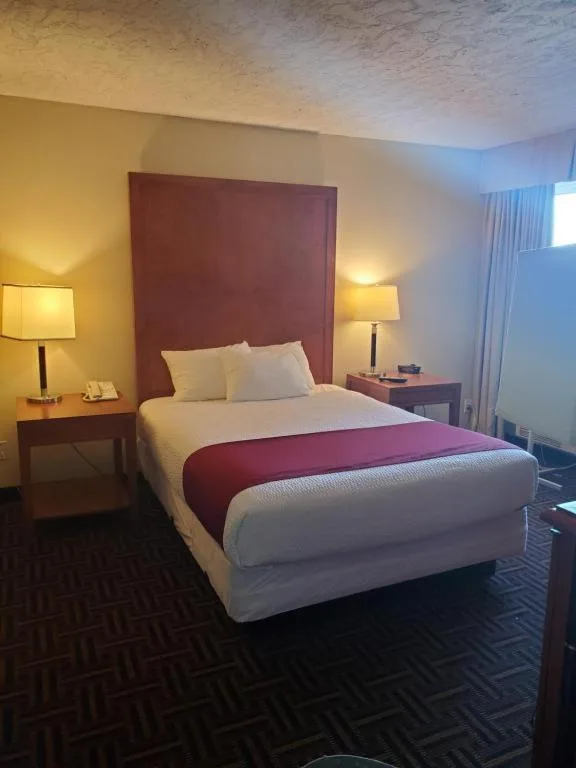 غرفة بسرير كينج وسرير كوين، Wyndham Garden Medicine Hat Conference Center 2/7
