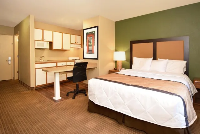 غرفة بسرير كوين بمطبخ، Studio6 Suites Jackson Ridgeland MS 1/10