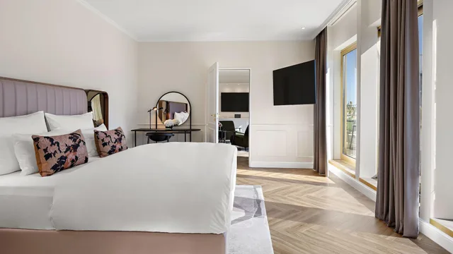 جناح بشرفة، Hotel Bristol Berlin 3/7