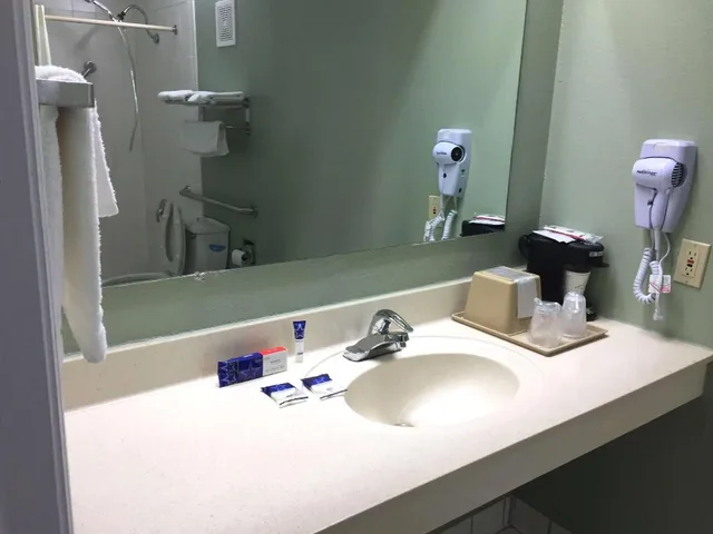 غرفة بسرير كوين، Americas Best Value Inn Manchester TN 2/2