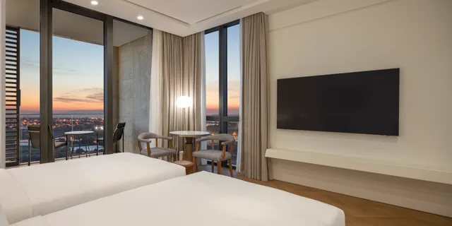غرفة ديلوكس بسريرين منفصلين بإطلالة على البحر بشرفة، Grand Hyatt Izmir Istinyepark 2/3