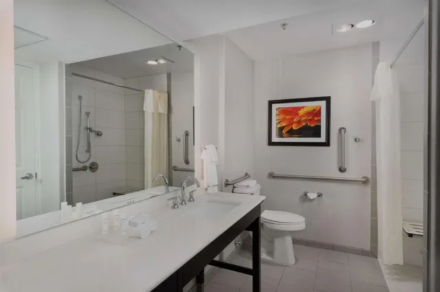 غرفة بسرير كينج بإطلالة على المسبح مع أريكة لذوي الإعاقة، Homewood Suites by Hilton Vancouver-Portland 5/5