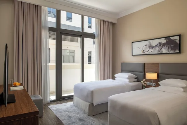 شقة ديلوكس بسريرين مزدوجين بشرفة بغرفتي نوم، Marriott Executive Apartments Doha, Le Mirage City Walk 3/4