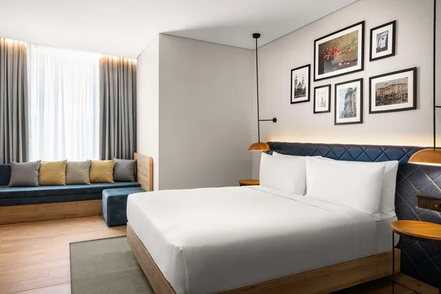 غرفة ديلوكس بسرير كينج بإطلالة على المدينة مع أريكة، Hilton Garden Inn Baku 2/5