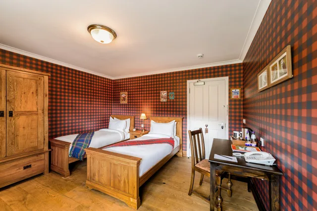 Twin Beds, Cluanie Inn 1/2