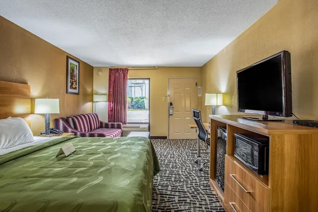 غرفة قياسية بسرير كينج للمدخنين، Quality Inn Bowling Green South 1/10