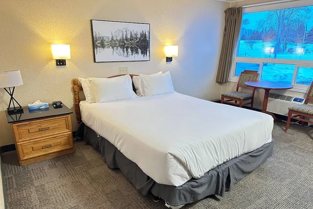 Drive Up, Queen Bed, Kitchenette، Travelodge by Wyndham Amherst 5/10