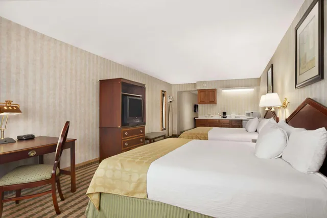 جناح استوديو بسريرين كينج، Ramada by Wyndham Saginaw Hotel and Suites 1/1