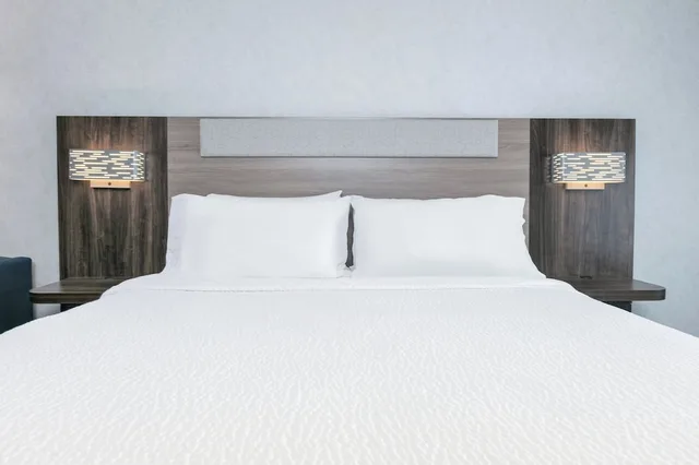غرفة قياسية بسرير كينج، Holiday Inn Express Hotel Suites Valparaiso 5/7