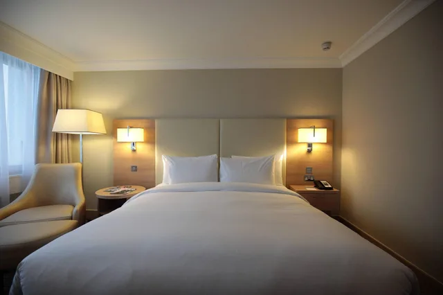 غرفة بسرير كوين، RENAISSANCE LONDON HEATHROW HOTEL 1/5