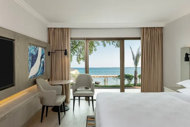 غرفة بسرير كينج بإطلالة على البحر بشرفة مع دخول صالة النادي، Sheraton Djibouti 2/5