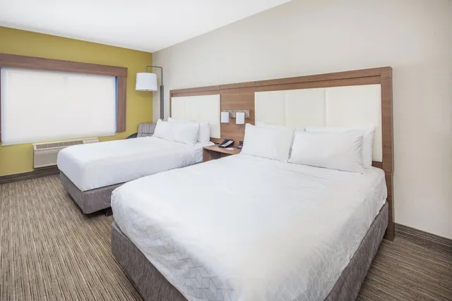 غرفة قياسية بسريرين كوين، Holiday Inn Express Hotel Suites Bishop 2/4