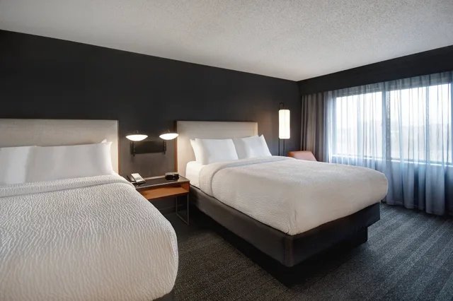 غرفة بسريرين كوين مع أريكة، Courtyard by Marriott Cincinnati Airport 2/3