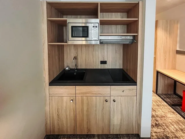 غرفة قياسية بسريرين منفصلين بمطبخ صغير، Wyndham Garden Munich Messe 7/7