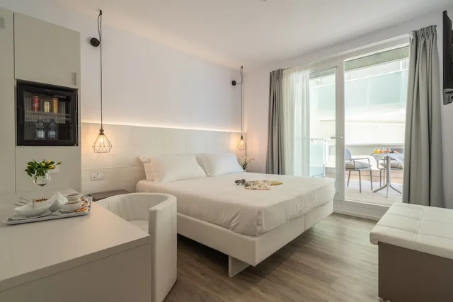 غرفة سوبيريور بسرير كينج بشرفة بإطلالة جزئية على البحر، Hotel Elite 2/2