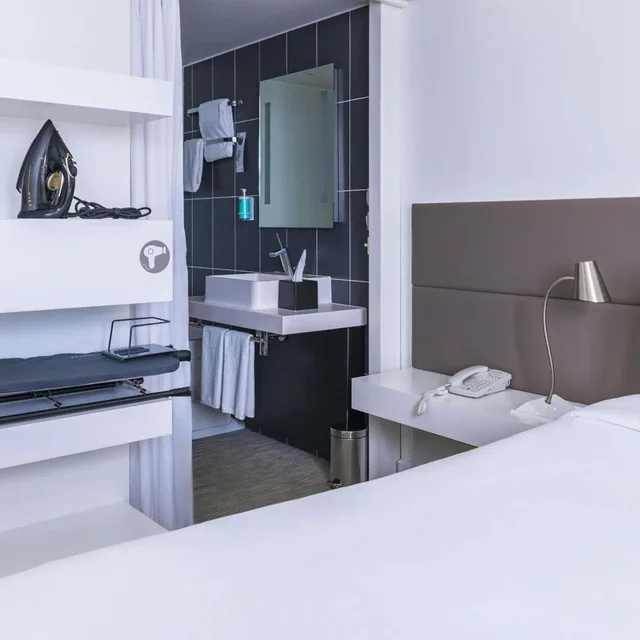 غرفة تنفيذية بسرير كوين بشرفة، Novotel Suites Paris Issy Les Moulineaux 3/5