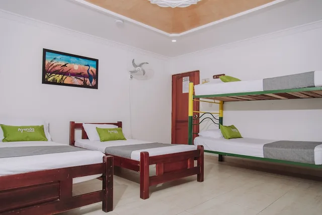 غرفة عائلية بسرير مزدوج وسرير فردي وسرير بطابقين، Ayenda 1618 Hotel Colón Rodadero 1/4