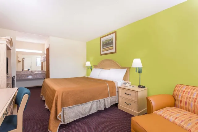 غرفة قياسية بسرير كينج للمدخنين، Travelodge by Wyndham Cordele 2/5