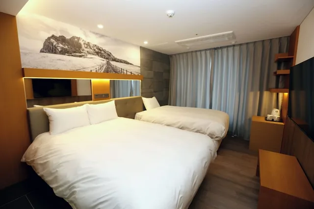 غرفة ديلوكس بسرير مزدوج وسرير فردي، Asia Hotel Jeju 1/6