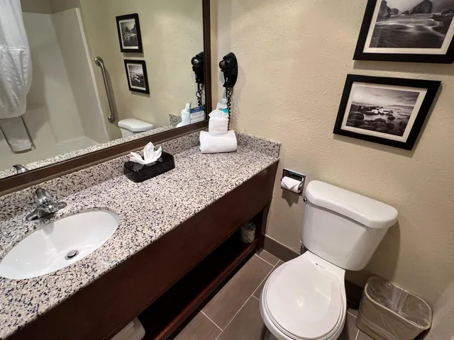 جناح جونيور، Comfort Inn South 7/7