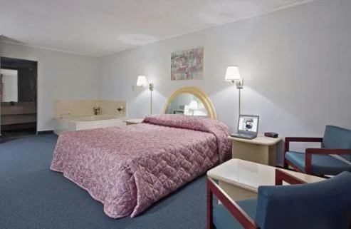 غرفة بسرير كينج بجاكوزي، Americas Best Value Inn Bishopville 5/10