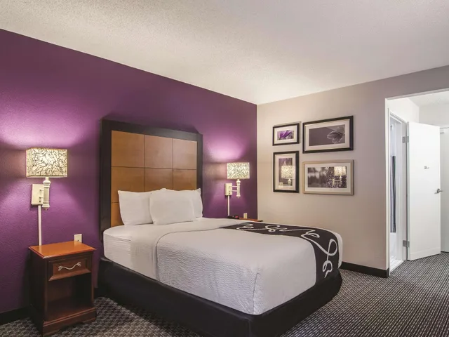 غرفة بسرير مزدوج، La Quinta Inn & Suites by Wyndham Miami Airport East 2/4