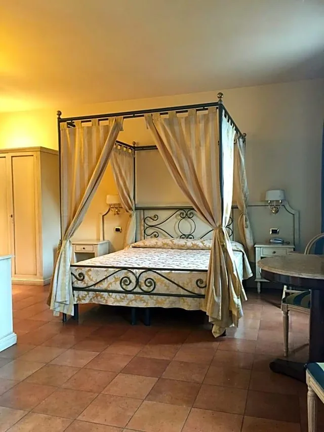 جناح جونيور، Hotel Il Quadrifoglio 2/2